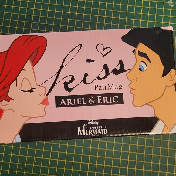 Disney Ariel and Eric kiss mug set - Picture 6 of 6